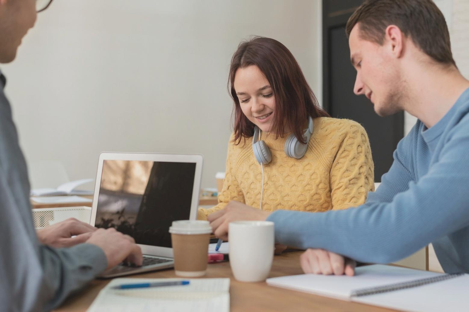 Espacio de trabajo moderno con análisis financieros y herramientas digitales
