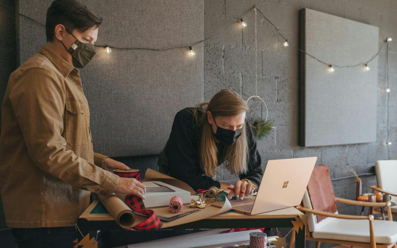 Profesionales analizando datos financieros en una sesión de trabajo colaborativo