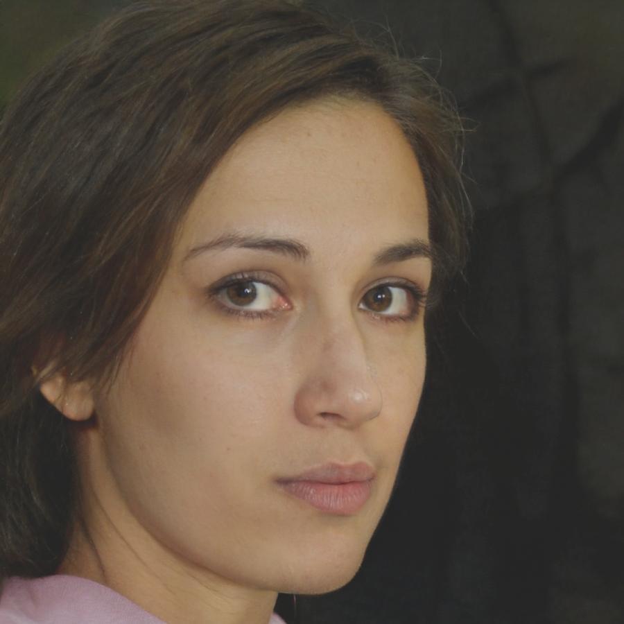 Retrato profesional de Esperanza Villareal, directora del programa