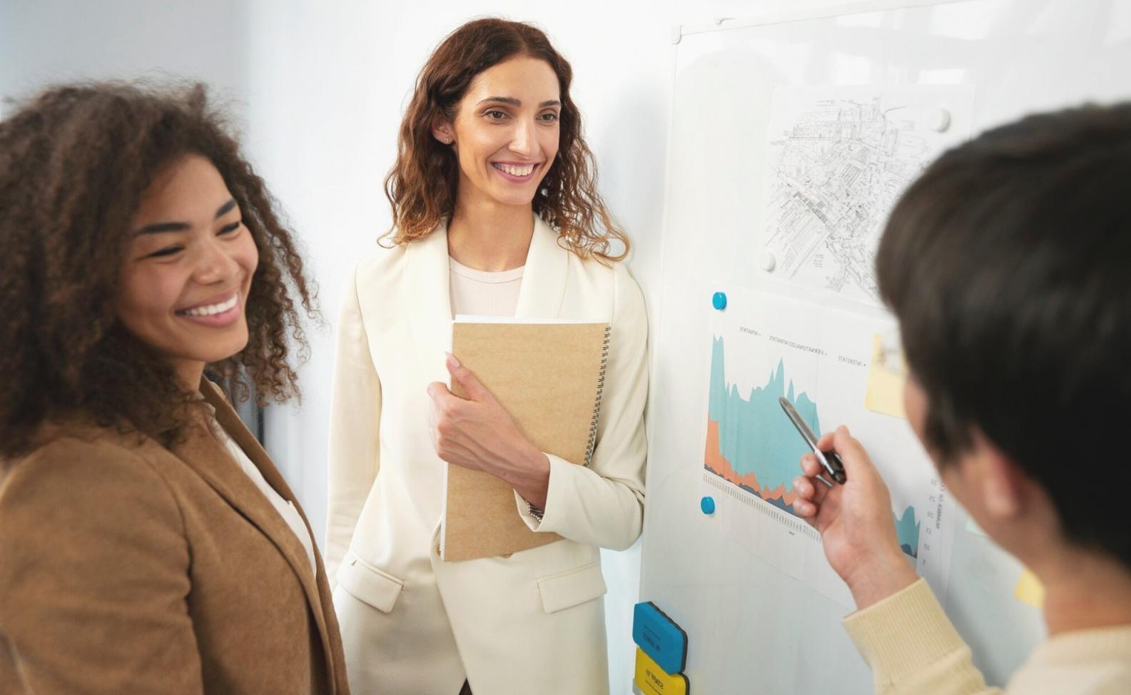 Profesionales trabajando en análisis financiero colaborativo